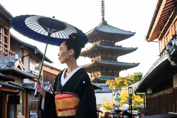 Mulher asiática com quimono andando no Yasaka Pagoda em Kyoto — Fotografia de Stock