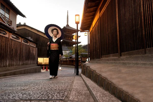 Asijské žena s kimono na Yasaka Pagoda v Kjótu — Stock fotografie