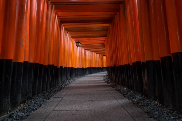 Röda Torii för Fushimi Inari helgedom, Kyoto, Japan — Stockfoto