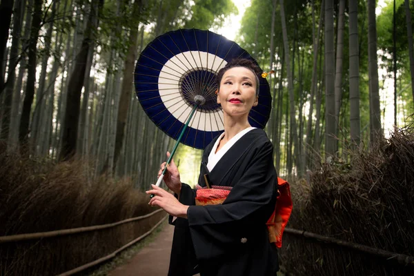 Japán nő, kimonó Arashiyama bambusz erdőben — Stock Fotó