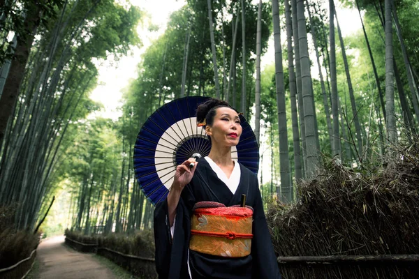 Japonská žena s kimono Arashiyama bambusový Les — Stock fotografie