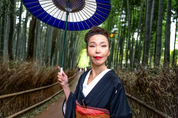 Femme japonaise avec kimono dans la forêt de bambous d'Arashiyama — Photo