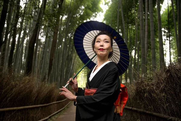 Mulher japonesa com quimono em Arashiyama floresta de bambu — Fotografia de Stock
