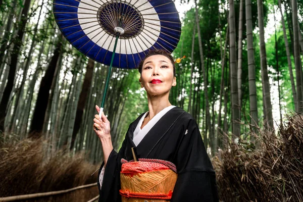 Japán nő, kimonó Arashiyama bambusz erdőben — Stock Fotó