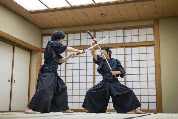 Samurai utbildning i en traditionell dojo i Tokyo — Stockfoto