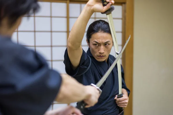 Entrenamiento samurai en un dojo tradicional en Tokio — Foto de Stock