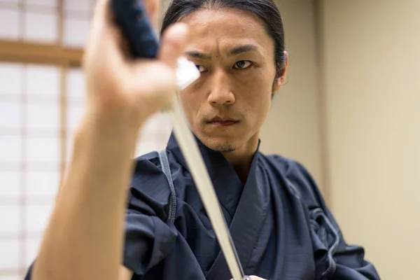 Samurai treinando em um dojo tradicional em Tóquio — Fotografia de Stock