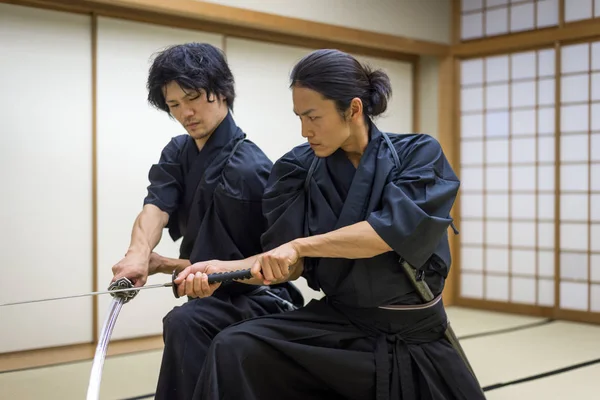 Samurai treinando em um dojo tradicional em Tóquio — Fotografia de Stock