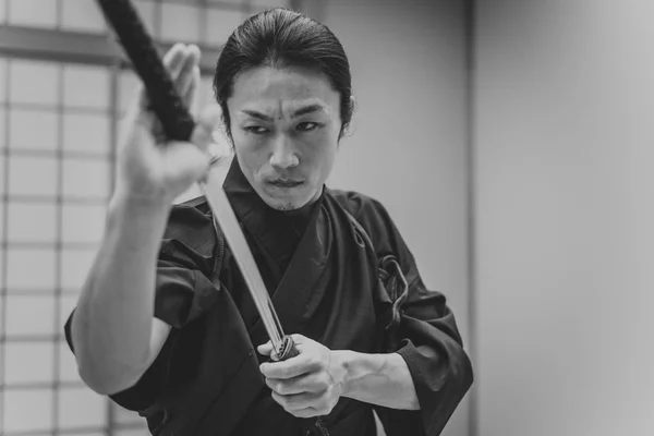 Entrenamiento samurai en un dojo tradicional en Tokio — Foto de Stock