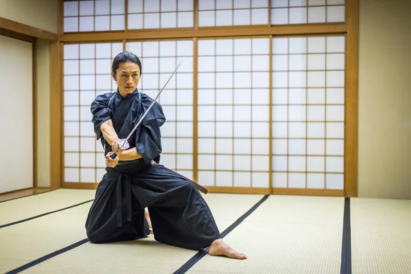 Entrenamiento samurai en un dojo tradicional en Tokio — Foto de Stock