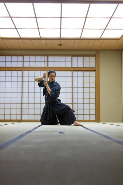 Entrenamiento samurai en un dojo tradicional en Tokio —  Fotos de Stock