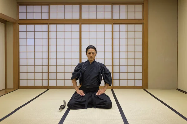 Samurai treinando em um dojo tradicional em Tóquio — Fotografia de Stock