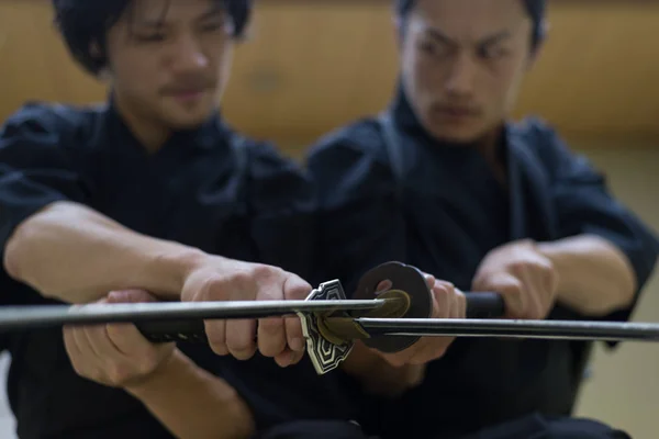 Samurai treinando em um dojo tradicional em Tóquio — Fotografia de Stock