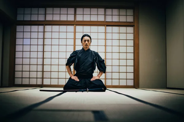 Samurai utbildning i en traditionell dojo i Tokyo — Stockfoto