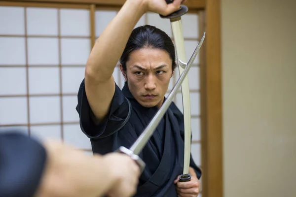 Entrenamiento samurai en un dojo tradicional en Tokio — Foto de Stock