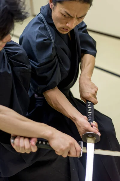 Samurai utbildning i en traditionell dojo i Tokyo — Stockfoto