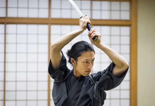 Samurai utbildning i en traditionell dojo i Tokyo — Stockfoto