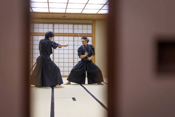 Entrenamiento samurai en un dojo tradicional en Tokio — Foto de Stock