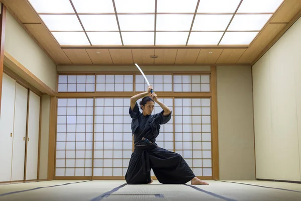 Samurai treinando em um dojo tradicional em Tóquio — Fotografia de Stock