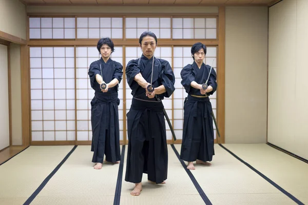 Entrenamiento samurai en un dojo tradicional en Tokio — Foto de Stock