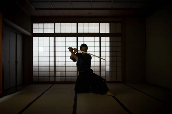 도쿄는 전통적인 도장에서 훈련 하는 사무라이 — 스톡 사진