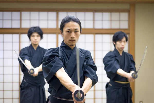 Entrenamiento samurai en un dojo tradicional en Tokio — Foto de Stock