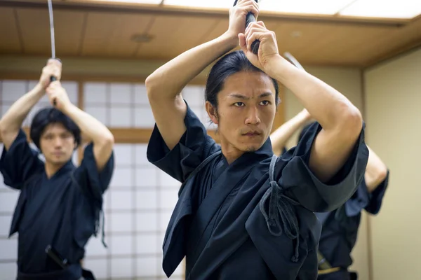 Samurai treinando em um dojo tradicional em Tóquio — Fotografia de Stock