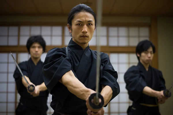 Samurai treinando em um dojo tradicional em Tóquio — Fotografia de Stock