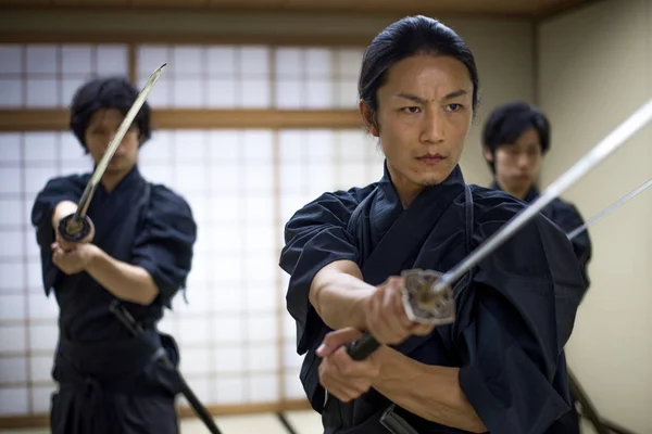 Samurai training in een traditionele dojo in Tokio — Stockfoto