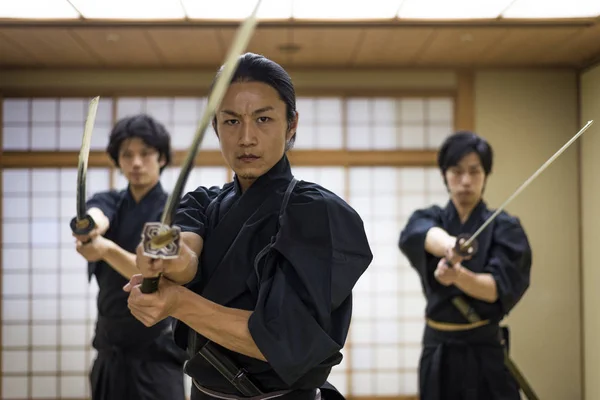 Samurai treinando em um dojo tradicional em Tóquio — Fotografia de Stock