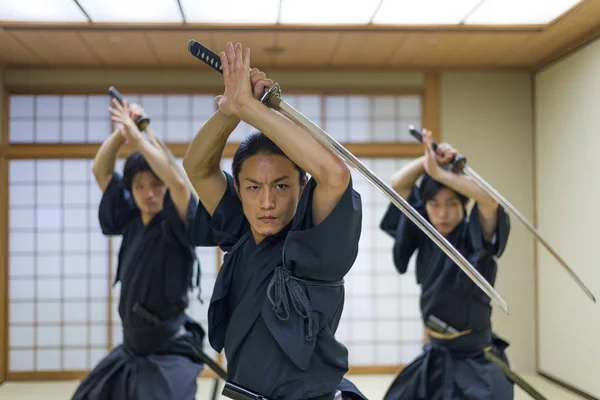 Samurai treinando em um dojo tradicional em Tóquio — Fotografia de Stock