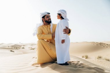 Baba ve oğul çölde vakit