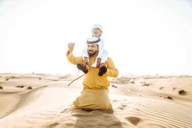 Baba ve oğul çölde vakit