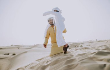 Baba ve oğul çölde vakit