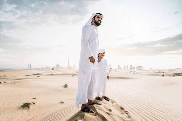 Padre e figlio trascorrono del tempo nel deserto — Foto Stock