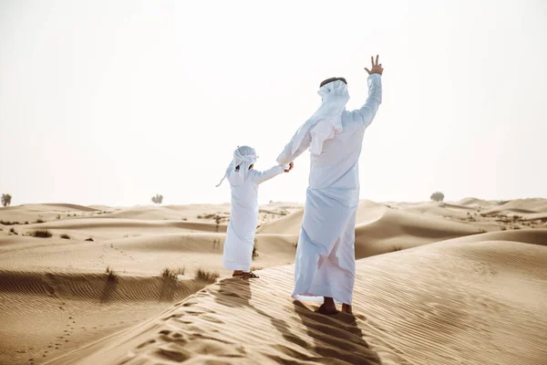 Père et fils passent du temps dans le désert — Photo