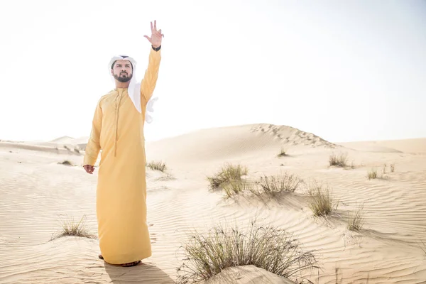 Homem vestindo roupas tradicionais uae passar o tempo no deserto — Fotografia de Stock