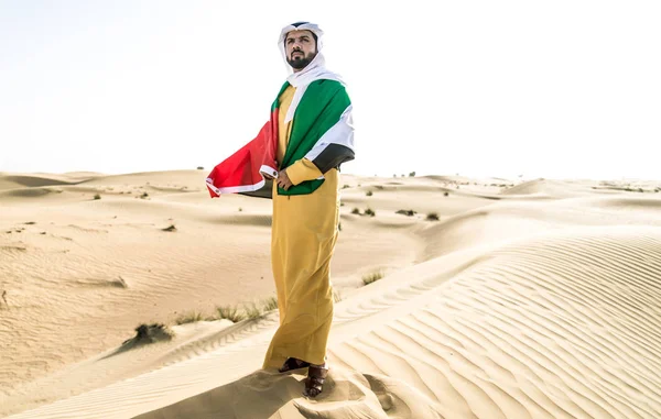 Homem vestindo roupas tradicionais uae passar o tempo no deserto — Fotografia de Stock