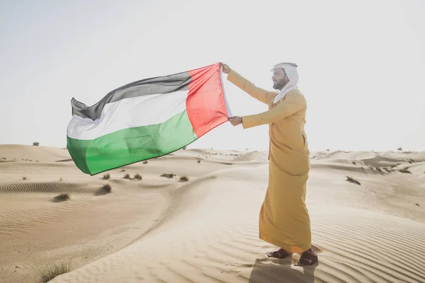 Man met traditionele uae kleding tijd doorbrengen in de woestijn — Stockfoto