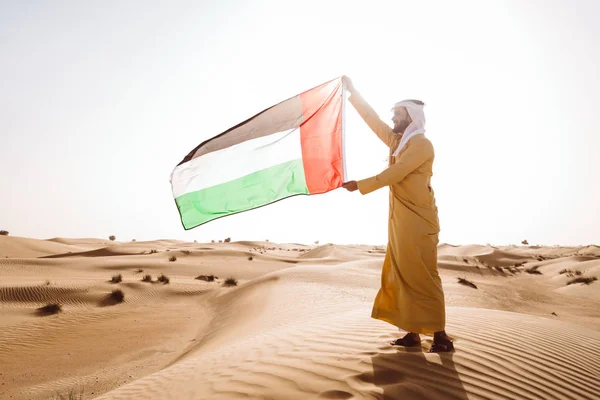 Man met traditionele uae kleding tijd doorbrengen in de woestijn — Stockfoto
