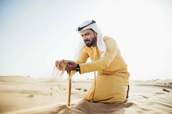 Homem vestindo roupas tradicionais uae passar o tempo no deserto — Fotografia de Stock