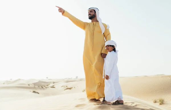 Père et fils passent du temps dans le désert — Photo