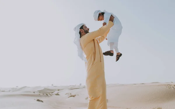Πατέρα και γιο δαπάνες του χρόνου στην έρημο — Φωτογραφία Αρχείου