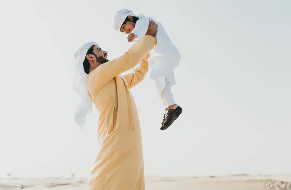 Padre e hijo pasando tiempo en el desierto —  Fotos de Stock