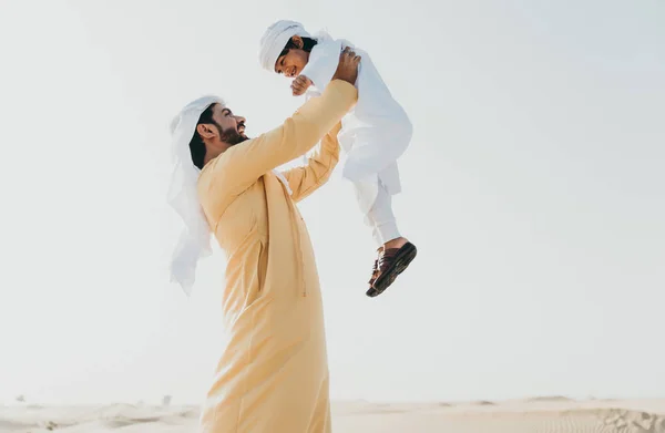 Père et fils passent du temps dans le désert — Photo