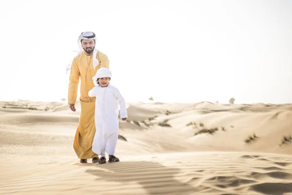 Padre e figlio trascorrono del tempo nel deserto — Foto Stock