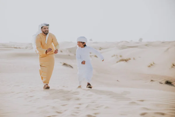 Padre e hijo pasando tiempo en el desierto — Foto de Stock