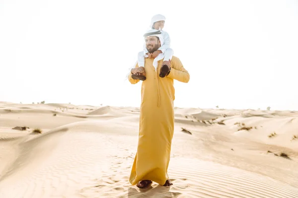 Ayah dan anak menghabiskan waktu di padang pasir — Stok Foto