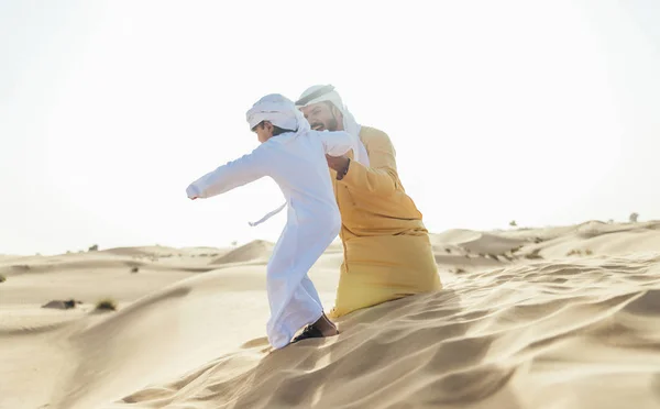 Ojca i syna, spędzać czas na pustyni — Zdjęcie stockowe
