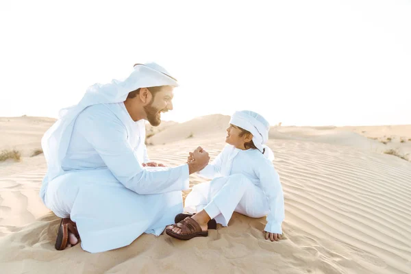 Padre e hijo pasando tiempo en el desierto —  Fotos de Stock